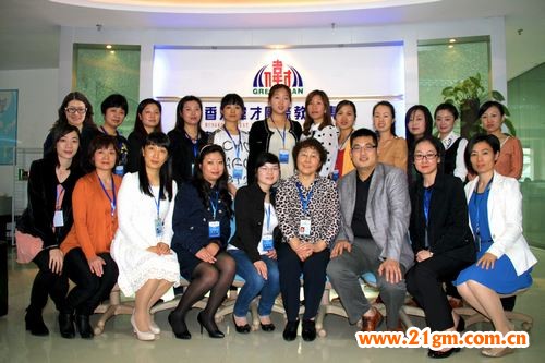 第16期新園長(zhǎng)短訓(xùn)班學(xué)員與總部園長(zhǎng)合影留念