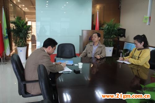 偉才公司羅總(左二)與開物投資姚總(左一)在會議室會談