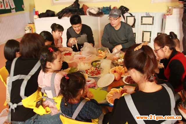 全家動員制作創意果盤