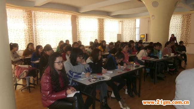 培訓(xùn)過(guò)程中老師們認(rèn)真聽講、仔細(xì)記錄