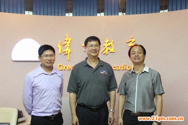 廣東省連鎖經(jīng)營(yíng)協(xié)會(huì)會(huì)長(zhǎng)孫雄以及秘書(shū)長(zhǎng)樊飛飛兩位領(lǐng)導(dǎo),親臨偉才教育集團(tuán)廣州總部參觀并指導(dǎo)工作。