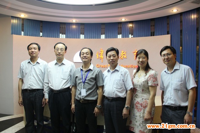 江蘇淮安清河區(qū)政府副區(qū)長高山、副區(qū)長李仁明、區(qū)教育局長施玉明、區(qū)教育局幼教辦主任朱玉梅等一行領(lǐng)導(dǎo)來到偉才教育集團(tuán),就學(xué)前項(xiàng)目的進(jìn)一步合作進(jìn)行考察以及確認(rèn)