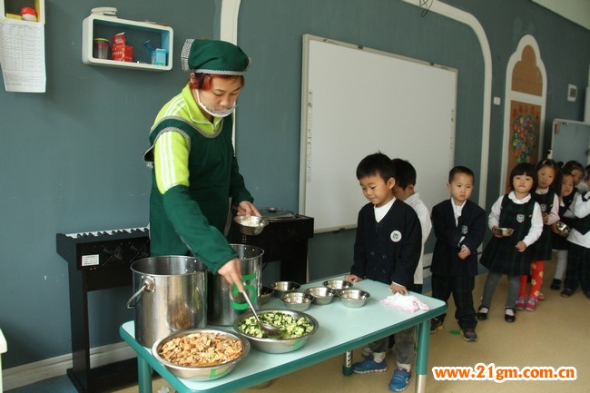 孩子們正在排隊領餐