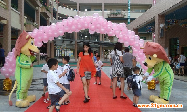 老師們制作了彩虹門、鋪上紅地毯