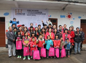 偉才公益行，溫暖上學路——香港偉才公益活動在進行