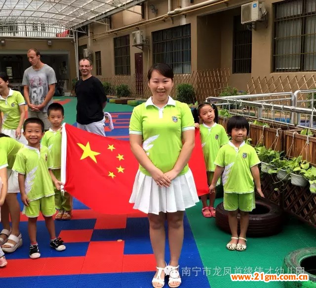 廣西南寧龍鳳首緣偉才幼兒園:開學(xué)日,升旗禮