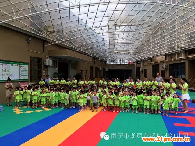 廣西南寧龍鳳首緣偉才幼兒園:開學(xué)日,升旗禮