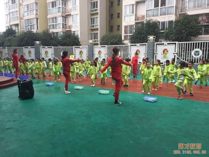 四川成都溫江時(shí)代西錦偉才幼兒園:快樂早操,快樂游戲