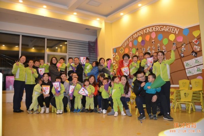 小手護大手——山西呂梁永寧偉才幼兒園感恩節活動