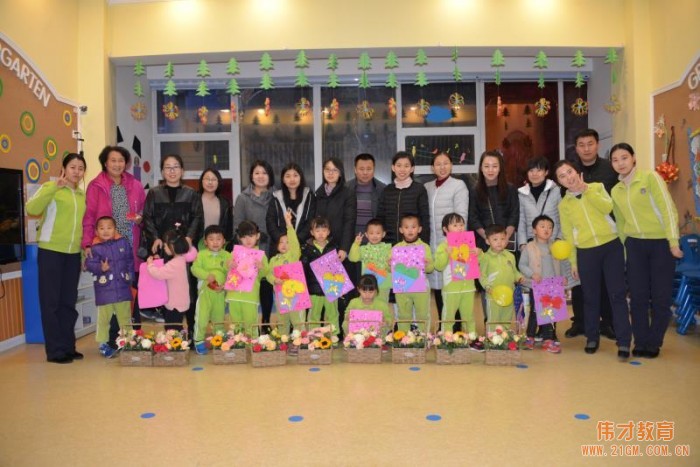 小手護大手——山西呂梁永寧偉才幼兒園感恩節活動