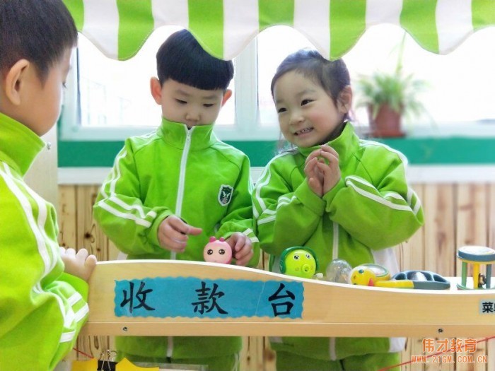 遼寧省鐵嶺市銀州偉才國(guó)際幼兒園:歡歡喜喜逛集市,年貨大街真熱鬧!