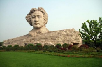 岳麓山畔，梅溪湖旁，偉人故里駐偉才，攜手共飛揚