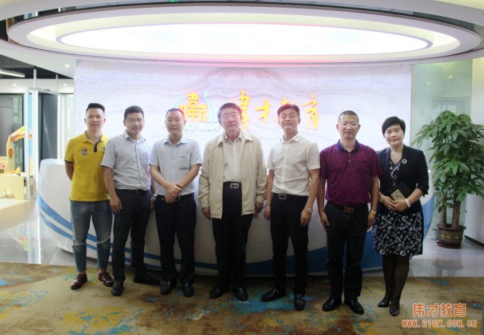 全國人大常委會委員、中國民辦教育協會會長王佐書領導一行蒞臨偉才教育