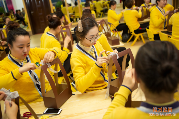 插花品鑒馥郁傳香——吉林延邊偉才幼兒園女神節花藝活動