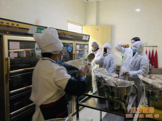 我與食堂0距離——高新尚華幼兒園第二屆家長代表進廚房參觀活動