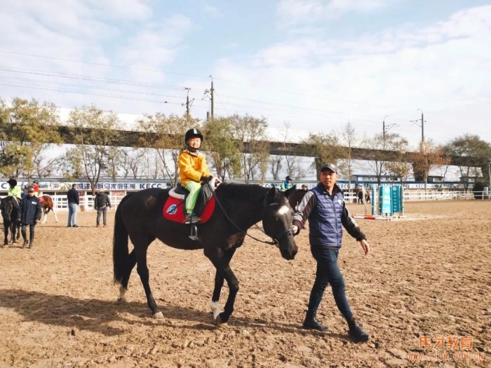 遼寧大連偉才幼兒園:馬術課