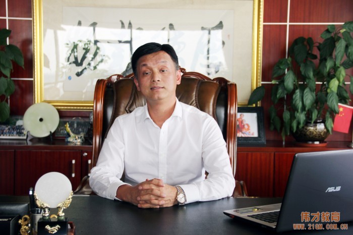 偉才教育董事長羅駭浪被授予“禺山金才”榮譽稱號