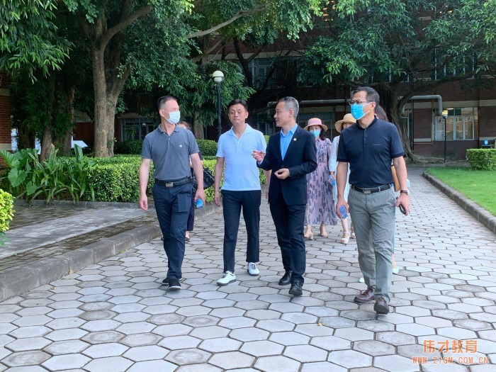 偉才教育董事長羅駭浪先生一行赴廣州市英東中學參觀交流