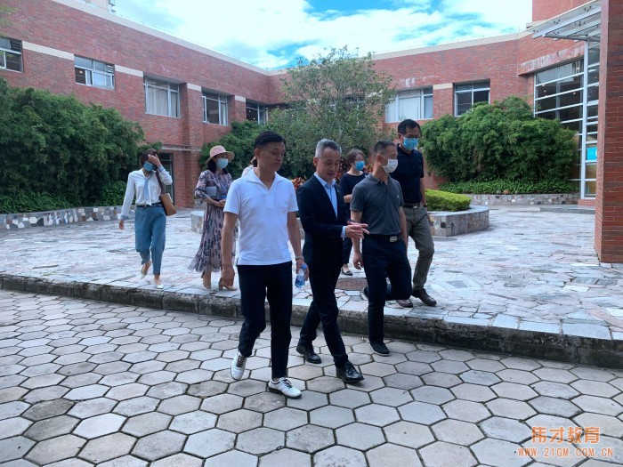 偉才教育董事長羅駭浪先生一行赴廣州市英東中學參觀交流