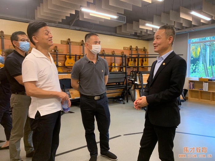 偉才教育董事長羅駭浪先生一行赴廣州市英東中學參觀交流