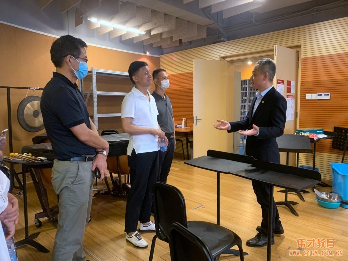 偉才教育董事長羅駭浪先生一行赴廣州市英東中學參觀交流