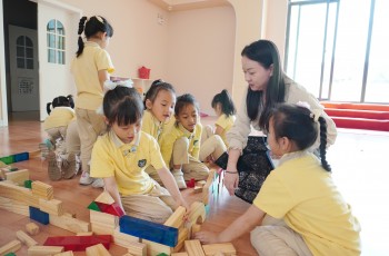 巡園相伴，共促成長(zhǎng)丨偉才教育總部督導(dǎo)走進(jìn)云南勐海縣偉才幼兒園